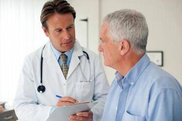 il medico prescrive il trattamento per la prostatite